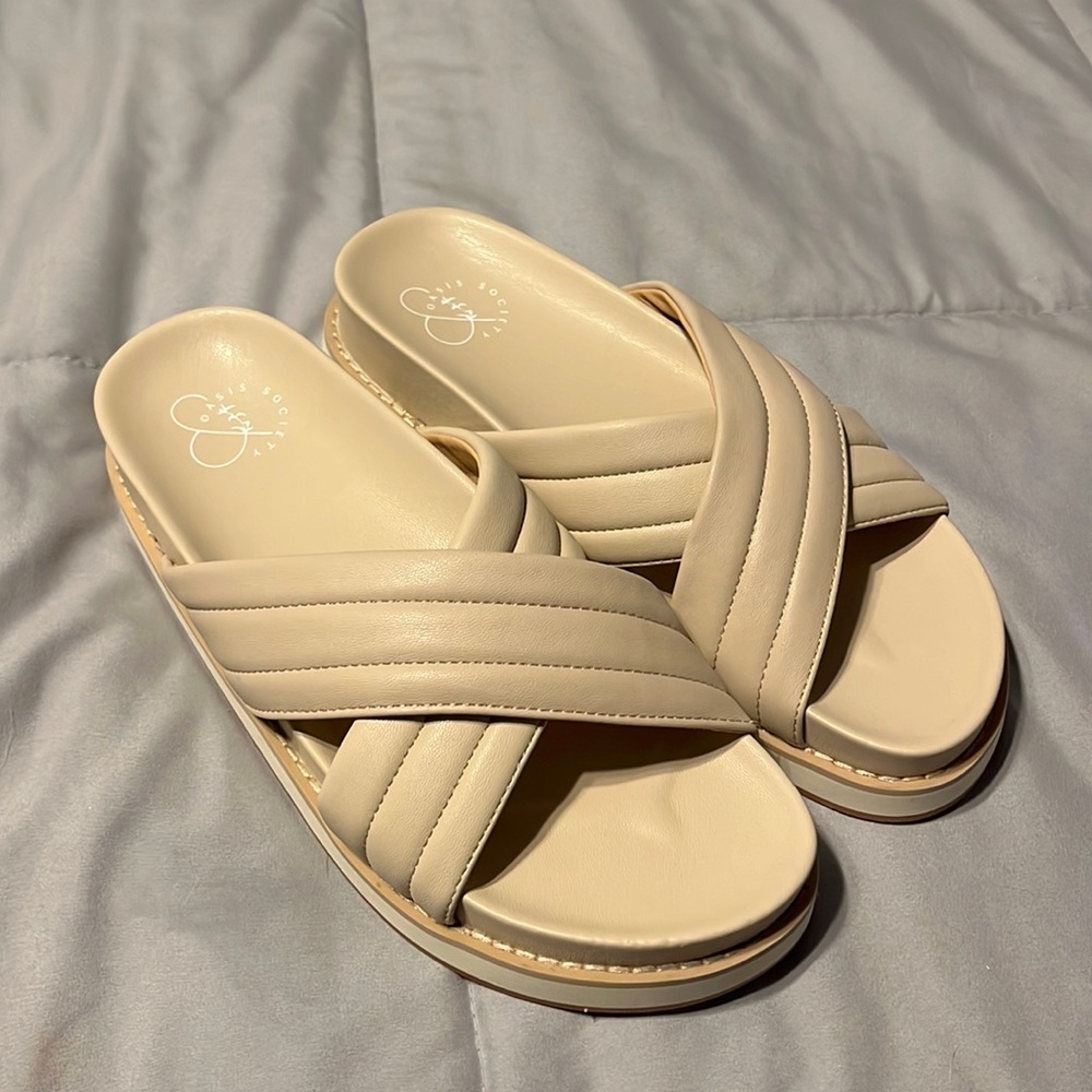 NWOT Oasis Society Sandals